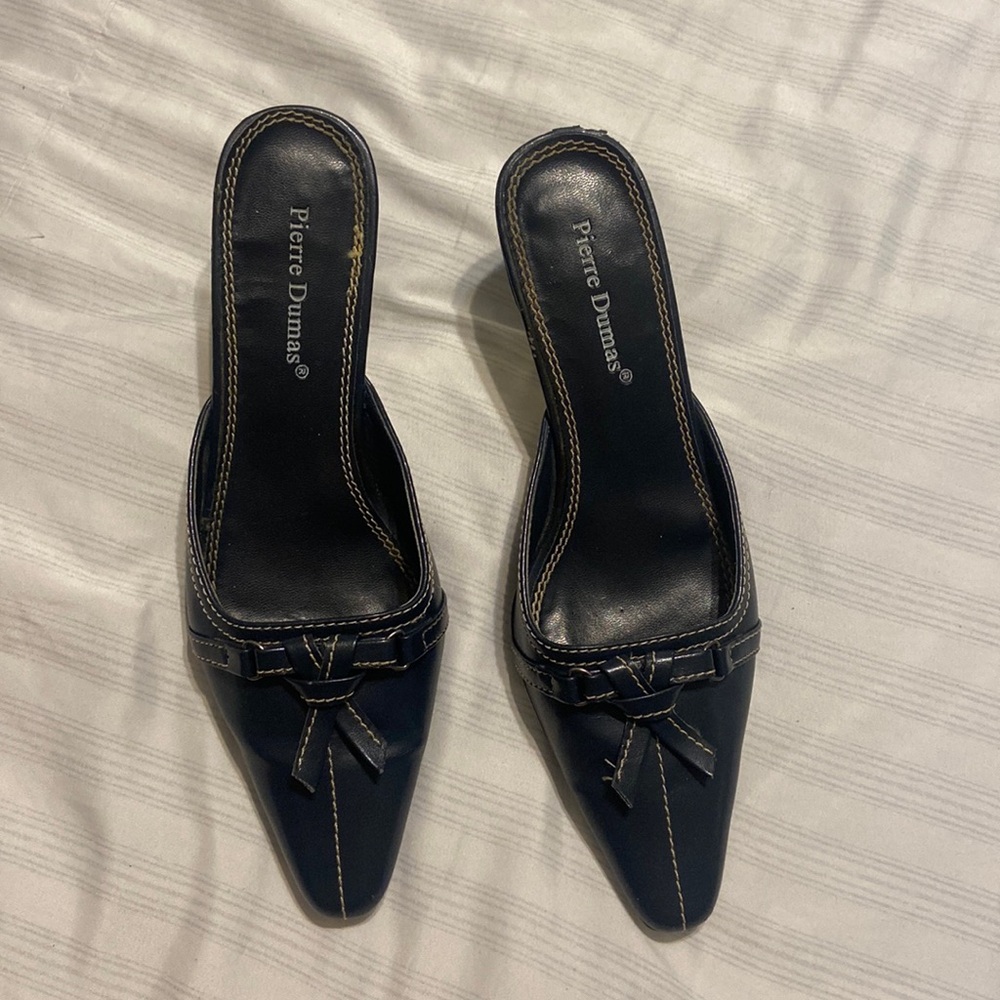 PIERRE DUMAS: Navy blue leather kitten heels with bow. pointed toe with gold